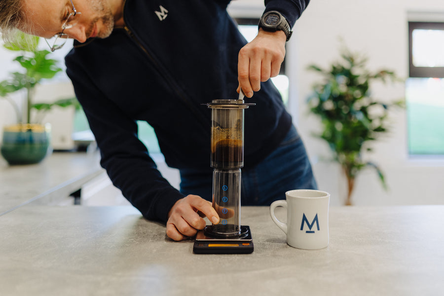 Pressing an AeroPress on a set of brewing scales