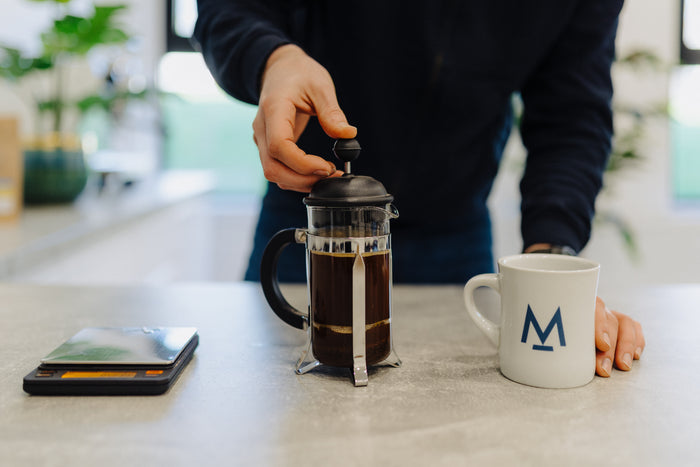 Pressing the cafetière plunger down