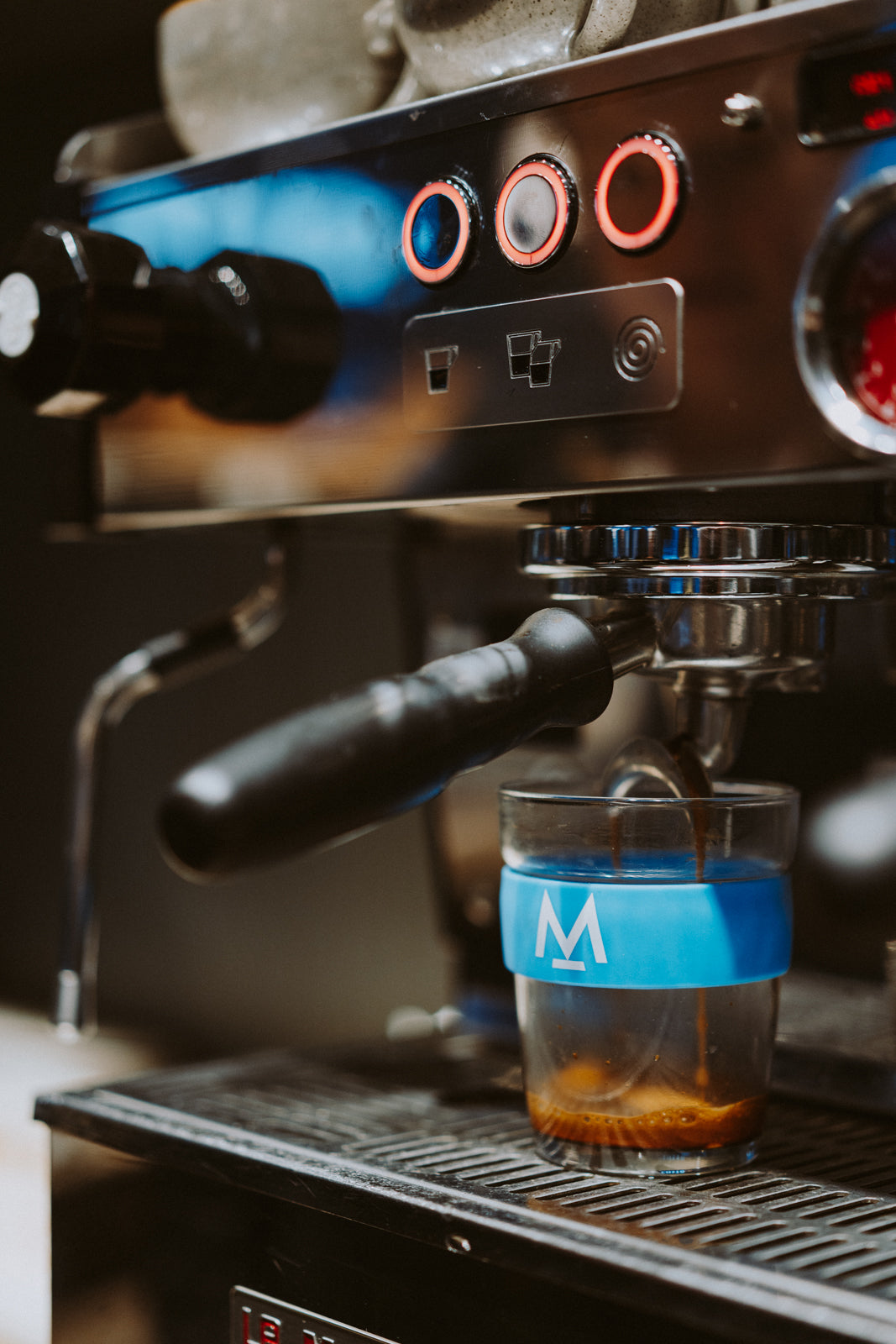 Espresso shot extracting into a branded glass KeepCup at Ole & Steen